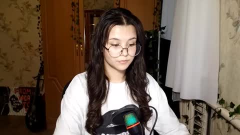 Snapshot of eugeniecarrubba chatting on 05-25-26, 03:18 Lily 1st day online show from 05-25-26, 03:18