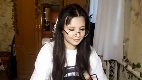 Snapshot of eugeniecarrubba chatting on 05-29-26, 03:21 Lily 1st day online show from 05-29-26, 03:21