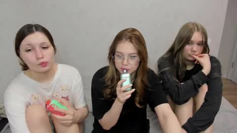 Veronica Tiia Lilith left to right online show from 02-22-25, 06:39