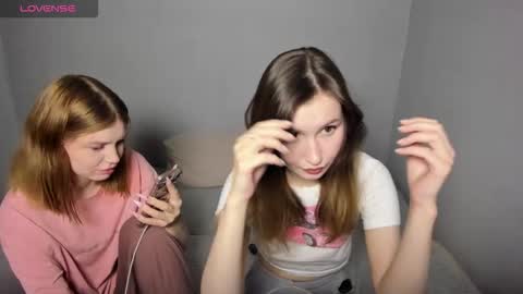 Veronica Tiia Lilith left to right online show from 09-26-25, 06:56