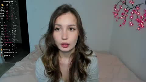 Veronica Tiia Lilith left to right online show from 04-16-26, 09:39