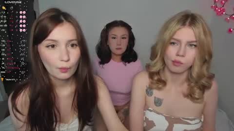 Veronica Tiia Lilith left to right online show from 07-08-26, 07:51
