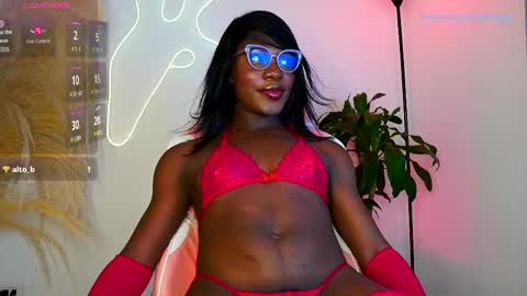 Snapshot of euphoricbunny chatting on 10-11-25, 01:16 euphoricbunny online show from 10-11-25, 01:16