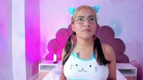Snapshot of evaa_honey chatting on 05-01-26, 10:42 evaa_honey online show from 05-01-26, 10:42