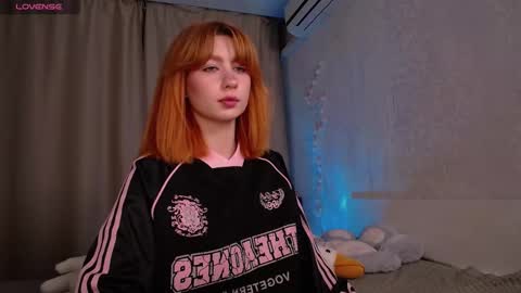 Snapshot of evaa_moonn_ chatting on 11-30-25, 01:59 Eva online show from 11-30-25, 01:59