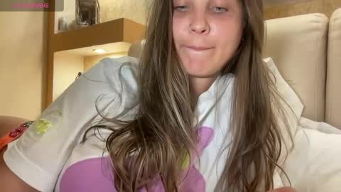 Snapshot of evahazardd chatting on 05-17-26, 09:33 EvaHazard online show from 05-17-26, 09:33