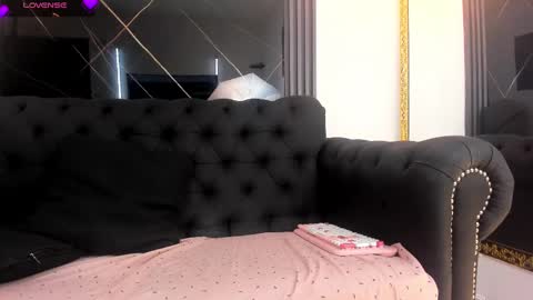 Snapshot of evaloviaa_ chatting on 10-23-25, 01:21 Eva online show from 10-23-25, 01:21