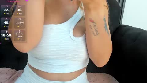 Snapshot of evaloviaa_ chatting on 10-24-25, 01:40 Eva online show from 10-24-25, 01:40