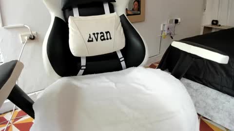 Evan online show from 03-08-25, 03:35