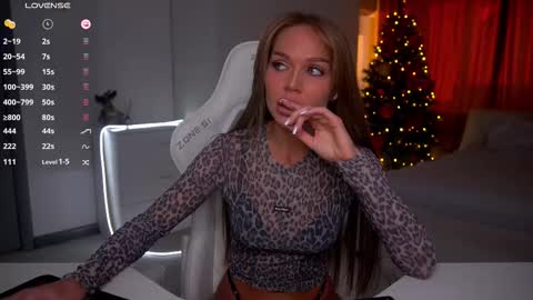 Snapshot of evelina_fox chatting on 12-17-25, 10:32 Evelina online show from 12-17-25, 10:32