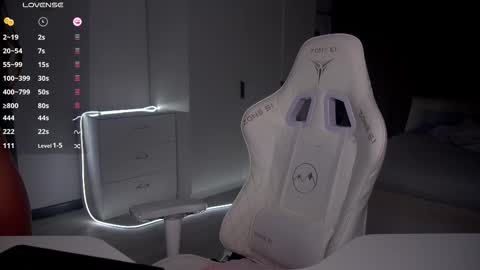 Snapshot of evelina_fox chatting on 02-16-26, 06:04 Evelina online show from 02-16-26, 06:04