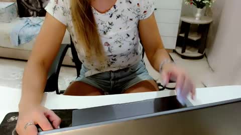 evelove online show from 10-03-25, 04:59