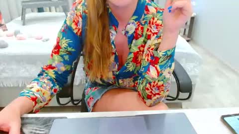 Snapshot of evelove33 chatting on 05-18-26, 03:40 evelove online show from 05-18-26, 03:40