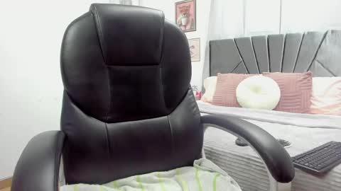 Snapshot of evelyn_2511 chatting on 03-12-25, 06:11 Evelyn online show from 03-12-25, 06:11