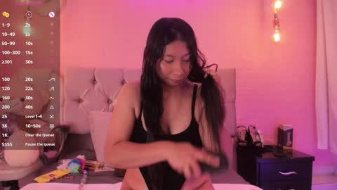 Snapshot of evelyn_flores1 chatting on 10-27-25, 02:59   online show from 10-27-25, 02:59