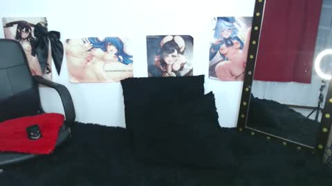 Snapshot of evelyn_sheeran chatting on 10-14-25, 03:40 Julieta online show from 10-14-25, 03:40