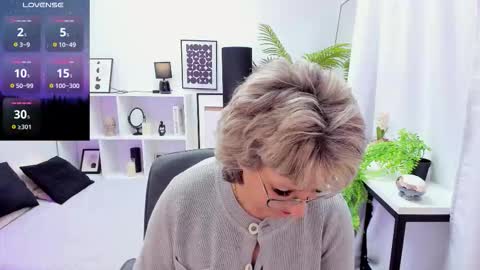 Evelyn online show from 11-21-25, 05:17