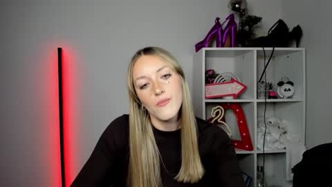 Snapshot of evelynblond chatting on 04-29-26, 05:30 evelynblond online show from 04-29-26, 05:30