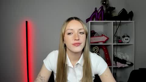 Snapshot of evelynblond chatting on 04-30-26, 12:55 evelynblond online show from 04-30-26, 12:55