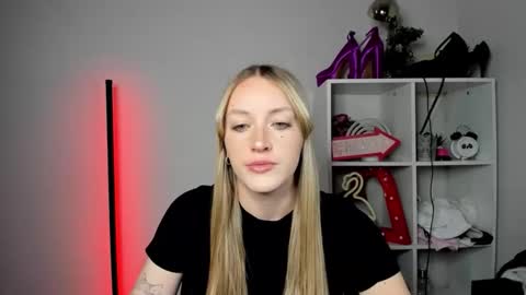 Snapshot of evelynblond chatting on 05-04-26, 12:23 evelynblond online show from 05-04-26, 12:23