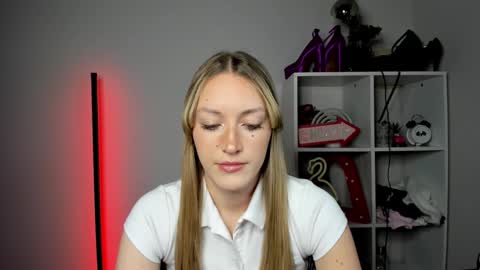 Snapshot of evelynblond chatting on 05-06-26, 12:43 evelynblond online show from 05-06-26, 12:43