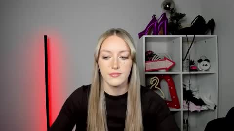 Snapshot of evelynblond chatting on 05-07-26, 12:43 evelynblond online show from 05-07-26, 12:43