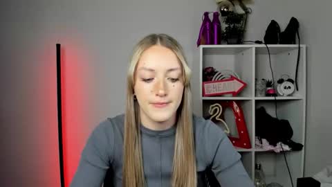 Snapshot of evelynblond chatting on 05-11-26, 12:33 evelynblond online show from 05-11-26, 12:33