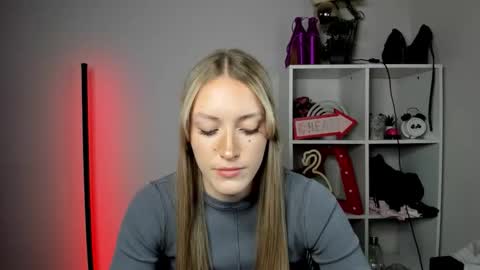 Snapshot of evelynblond chatting on 05-11-26, 02:45 evelynblond online show from 05-11-26, 02:45