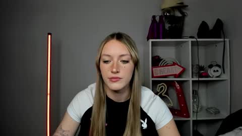 Snapshot of evelynblond chatting on 05-13-26, 12:57 evelynblond online show from 05-13-26, 12:57