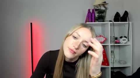Snapshot of evelynblond chatting on 05-14-26, 12:45 evelynblond online show from 05-14-26, 12:45