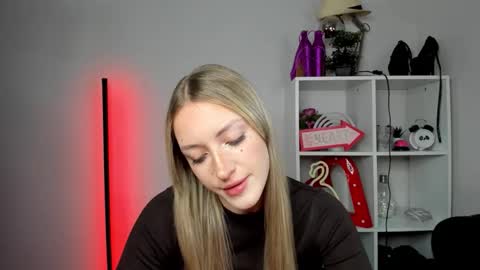 Snapshot of evelynblond chatting on 05-15-26, 05:36 evelynblond online show from 05-15-26, 05:36