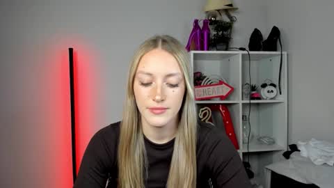 Snapshot of evelynblond chatting on 05-18-26, 12:44 evelynblond online show from 05-18-26, 12:44