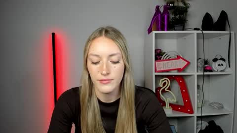 Snapshot of evelynblond chatting on 05-19-26, 12:44 evelynblond online show from 05-19-26, 12:44