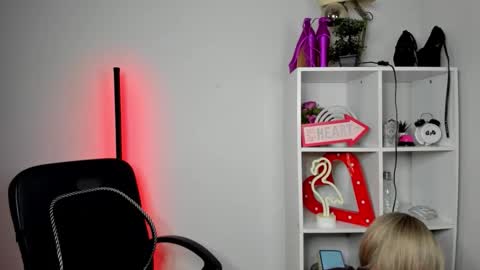 Snapshot of evelynblond chatting on 05-20-26, 12:44 evelynblond online show from 05-20-26, 12:44