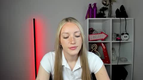 Snapshot of evelynblond chatting on 05-25-26, 12:33 evelynblond online show from 05-25-26, 12:33