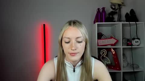Snapshot of evelynblond chatting on 05-26-26, 12:34 evelynblond online show from 05-26-26, 12:34