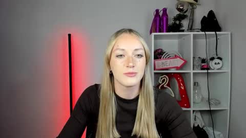 Snapshot of evelynblond chatting on 05-27-26, 12:35 evelynblond online show from 05-27-26, 12:35