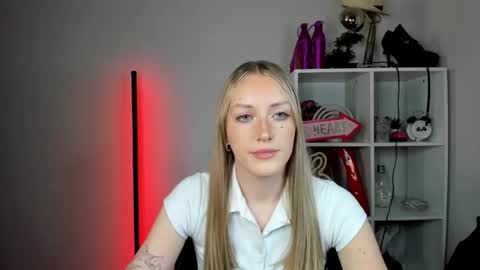 Snapshot of evelynblond chatting on 05-28-26, 01:41 evelynblond online show from 05-28-26, 01:41