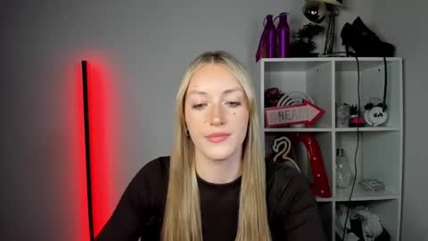 Snapshot of evelynblond chatting on 05-29-26, 01:42 evelynblond online show from 05-29-26, 01:42