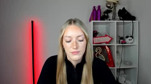 Snapshot of evelynblond chatting on 06-01-26, 12:40 evelynblond online show from 06-01-26, 12:40