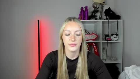Snapshot of evelynblond chatting on 06-02-26, 12:40 evelynblond online show from 06-02-26, 12:40