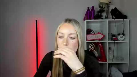 Snapshot of evelynblond chatting on 06-03-26, 02:33 evelynblond online show from 06-03-26, 02:33