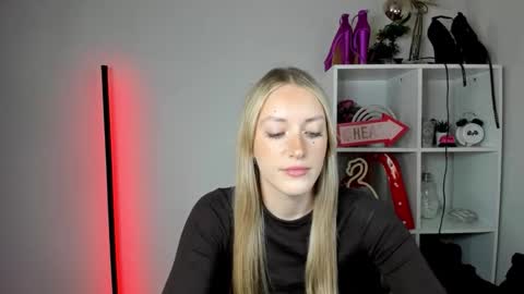 Snapshot of evelynblond chatting on 06-08-26, 12:38 evelynblond online show from 06-08-26, 12:38