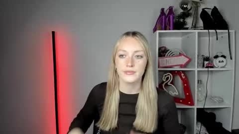Snapshot of evelynblond chatting on 06-09-26, 12:39 evelynblond online show from 06-09-26, 12:39