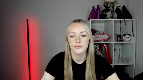 Snapshot of evelynblond chatting on 06-10-26, 12:37 evelynblond online show from 06-10-26, 12:37