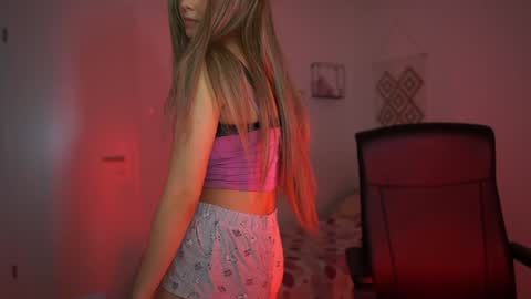 Snapshot of evelyncage_ chatting on 12-18-24, 07:30 evelyncage_ online show from 12-18-24, 07:30