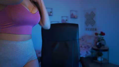 Snapshot of evelyncage_ chatting on 02-02-25, 10:06 evelyncage_ online show from 02-02-25, 10:06