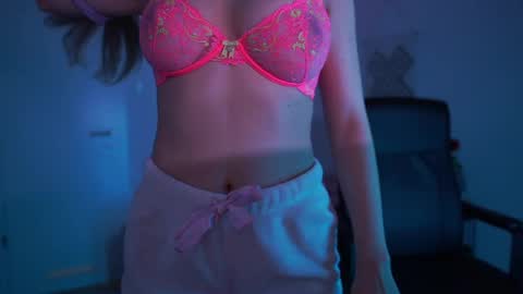 Snapshot of evelyncage_ chatting on 03-12-25, 10:07 evelyncage_ online show from 03-12-25, 10:07