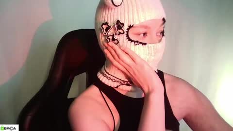Snapshot of evie_muna chatting on 05-01-26, 01:32 Renesme White Im here from Monday to Friday online show from 05-01-26, 01:32