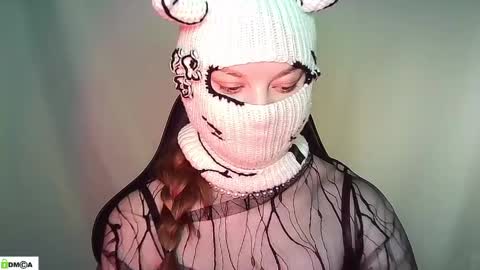 Snapshot of evie_muna chatting on 05-18-26, 04:07 Renesme White Im here from Monday to Friday online show from 05-18-26, 04:07